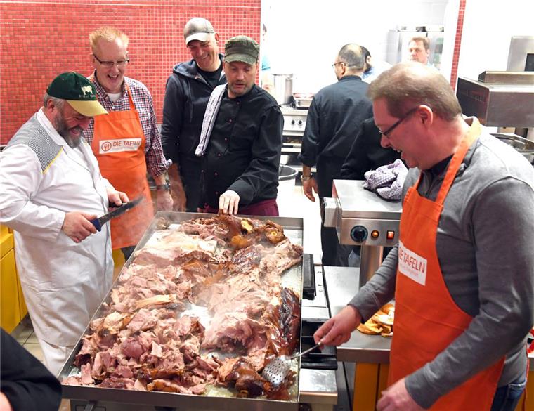 Schlemmermahl und Wellnesstag: Für rund 500 Bedürftige haben 50 Sponsoren und 50 Helfer ehrenamtlich ein großes Nikolausfest in der Leher "Theo" organisiert.