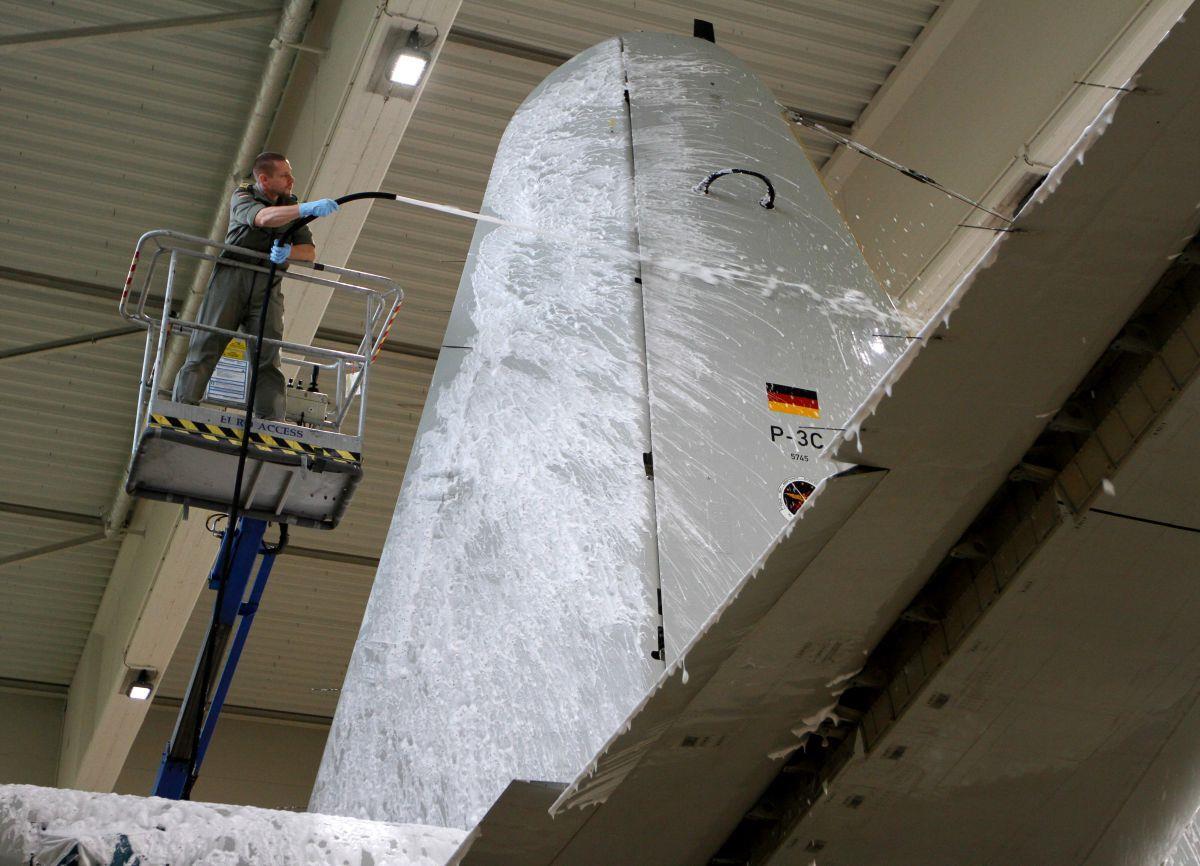 Nordholz: Marineflieger schrubben ihr größtes Flugzeug Die Tragflächen des Seefernaufklärers P-3C „Orion“ bekommen bei den Marinefliegern in Nordholz ordentlich Schaum ab.