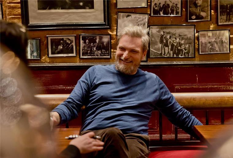 „Musik ist die Nabelschnur zu meinen Emotionen“ Lockere Atmosphäre mit Stefan Jürgens in der Schnack-Bar.