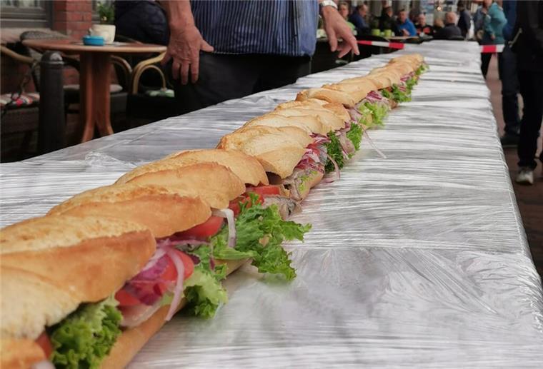 Fischereihafen feiert „Geburtstag“ Matjesbrötchen