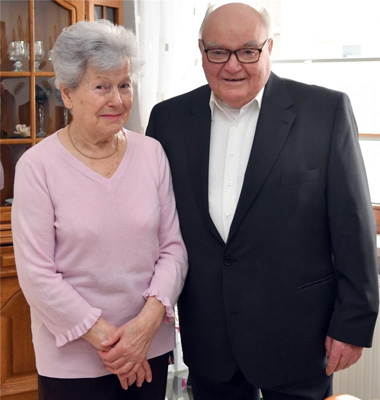 Die Eheleute Marianne und Hans Hinrichs aus Bremerhaven-Lehe feiern ihre diamantene Hochzeit.
