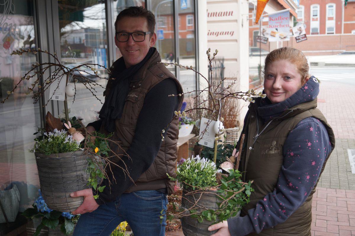 Knallige Farben vertreiben den Nordenhamer Winter Grün und Pink zählen zu den Farben des Frühlings, wissen Esprit-Mitarbeiterin Lena Mittelstädt (links) und Filialleiterin Sandra Iben.