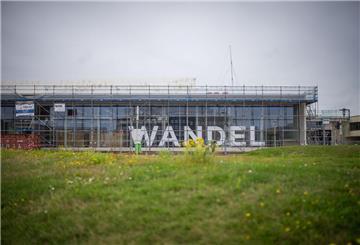 Der Wandel ist öffentlich sichtbar: Der Erweiterungsbau des Schifffahrtsmuseums von einem Baugerüst umgeben.  