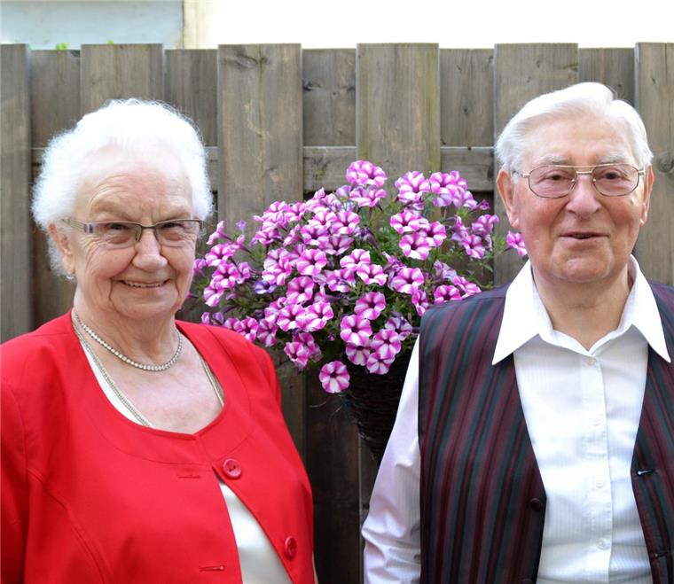Diamantene Hochzeit in Geestemünde: Ein Kennenlernen wie im Film „Du warst schon immer was Besonderes“, sagt Meta Mehnert liebevoll über ihren Mann Julius, mit dem sie am Donnerstag die Diamantene Hochzeit feiert.