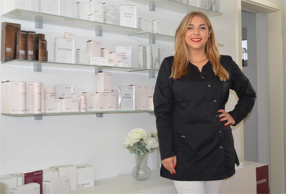 Kosmetikerin Lilly da Silva Costa mit ihren Produkten