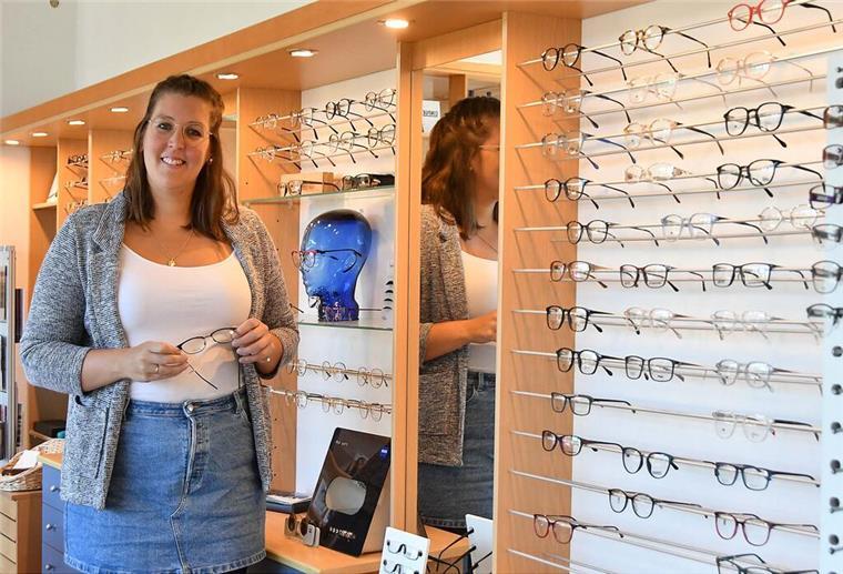 25 Jahre Augenoptik Kimme Mitarbeiterin mit Brillen