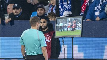 NZ-Kommentar: Schafft den Videobeweis beim Fußball ab!