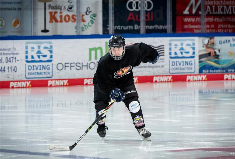 Fischtown-Ladies powern auf dem Eis Eishockey-Spielerin auf dem Eis