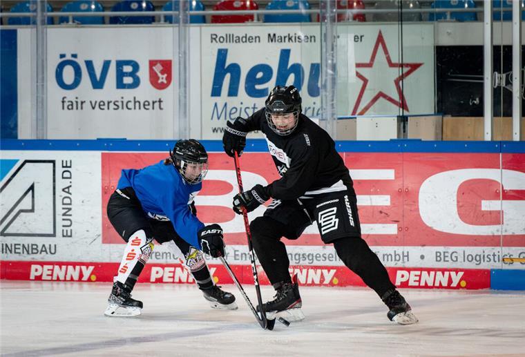 Fischtown-Ladies powern auf dem Eis Eishockeyspielerinnen in Action