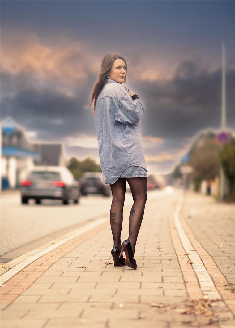 Styling-Hacks für einen schönen Winter Mann in Pullover und Jeans lehnt an Laterne