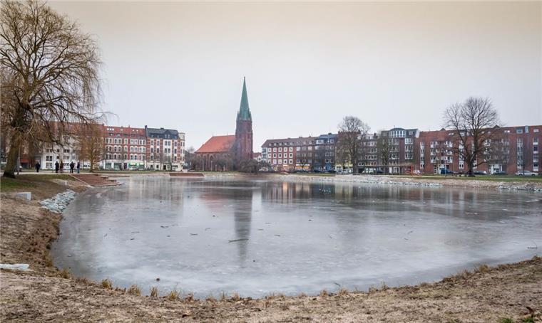 Geestemünde: Erster Bauabschnitt am Holzhafen fertig Gartenbaustadtrat Maurice Müller hob hervor, dass bei der Sanierung die historische Ufergestaltung berücksichtigt worden sei. Das Ufer des Holzhafens in Bremerhaven wurde abgeflacht, zum Teil mit Steinschüttungen befestigt und bepflanzt.