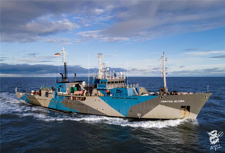Flaggschiff der „Neptune‘s Pirates“ gastiert im Neuen Hafen Die „John Paul DeJoria“ auf hoher See