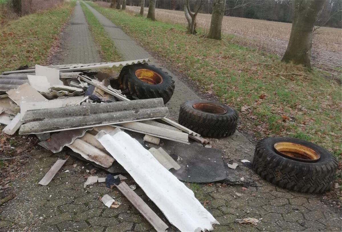 Cuxland: Unbekannte kippen Bauschutt mit Asbestplatten einfach auf die Straße