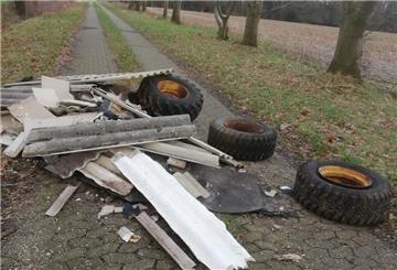 Cuxland: Unbekannte kippen Bauschutt mit Asbestplatten einfach auf die Straße