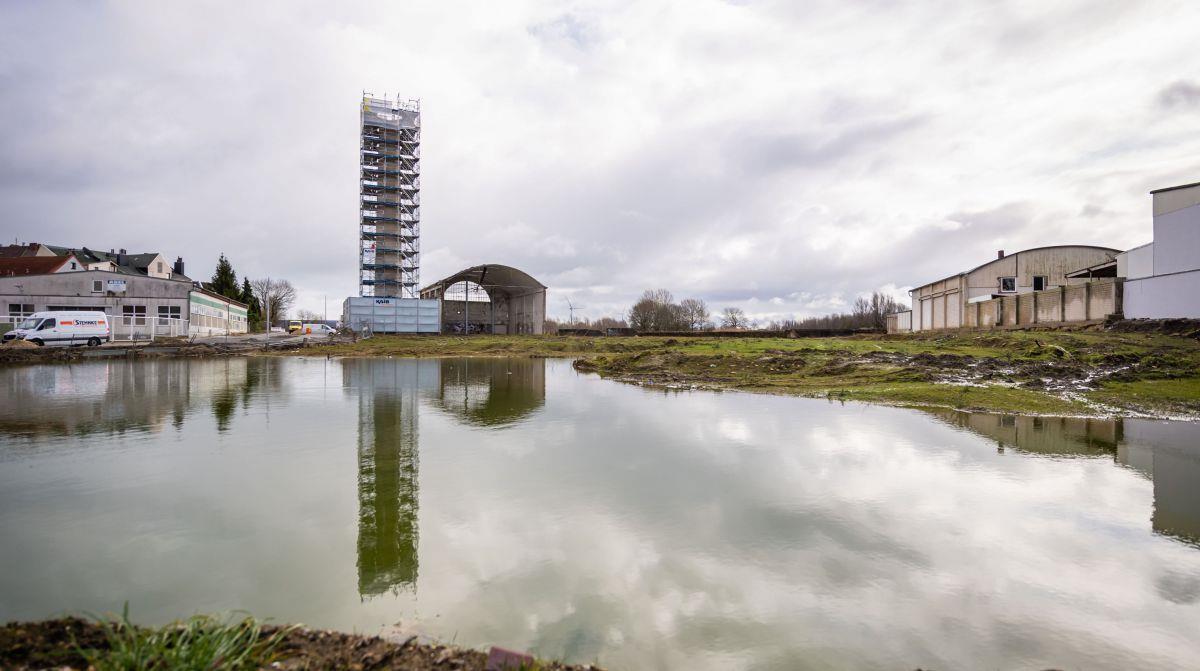 Bahn frei für Bauarbeiten auf dem Bremerhavener Kistner-Gelände Damit es auf dem Kistner-Gelände in Lehe weitergehen konnte, musste erst einmal das Wasser abgelassen werden.