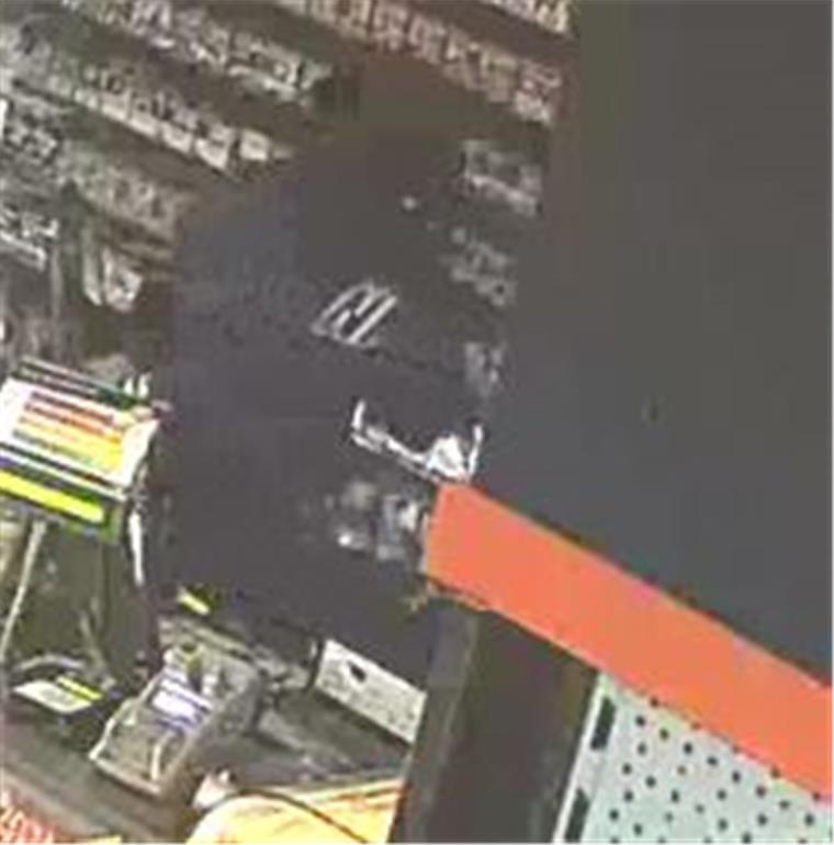 Bremen: Polizei fahndet mit Bildern nach Tankstellenräuber Nach dem Raub auf eine Tankstelle in Bremen hat die Polizei Bilder der Überwachungskamera veröffentlicht.