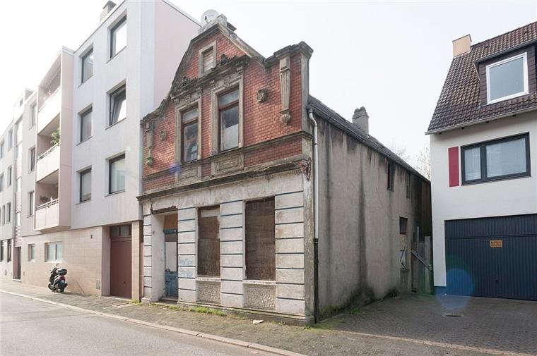 Bremerhaven: Schrottimmobilie in Perle verwandelt Am Ende wird alles gut: 30 Jahre hat das 1895 erbaute Haus in Bremerhaven ein trostloses Dasein gefristet, war vom Verfall gekennzeichnet. Seit Juni 2018 wird das Gründerzeithaus saniert. Heute ist es ein Vorzeigeobjekt