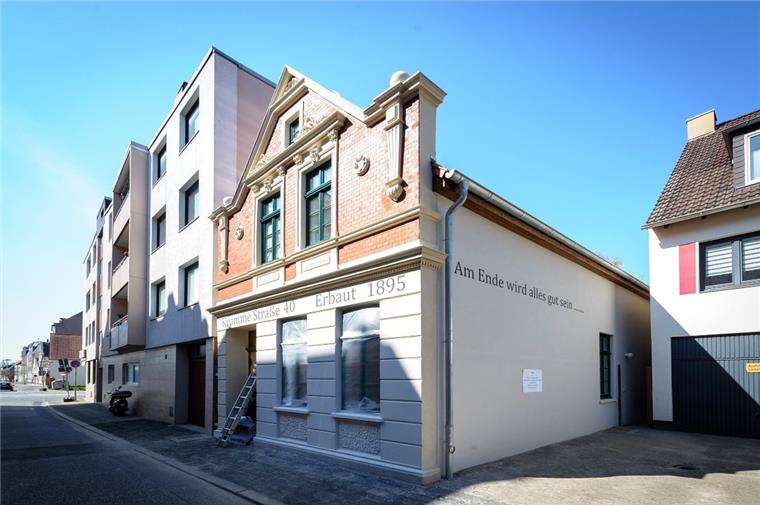 Bremerhaven: Schrottimmobilie in Perle verwandelt Am Ende wird alles gut: 30 Jahre hat das 1895 erbaute Haus in Bremerhaven ein trostloses Dasein gefristet, war vom Verfall gekennzeichnet. Seit Juni 2018 wird das Gründerzeithaus saniert. Heute ist es ein Vorzeigeobjekt