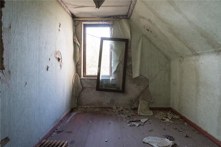 Bremerhaven: Schrottimmobilie in Perle verwandelt Am Ende wird alles gut: 30 Jahre hat das 1895 erbaute Haus in Bremerhaven ein trostloses Dasein gefristet, war vom Verfall gekennzeichnet. Seit Juni 2018 wird das Gründerzeithaus saniert. Heute ist es ein Vorzeigeobjekt