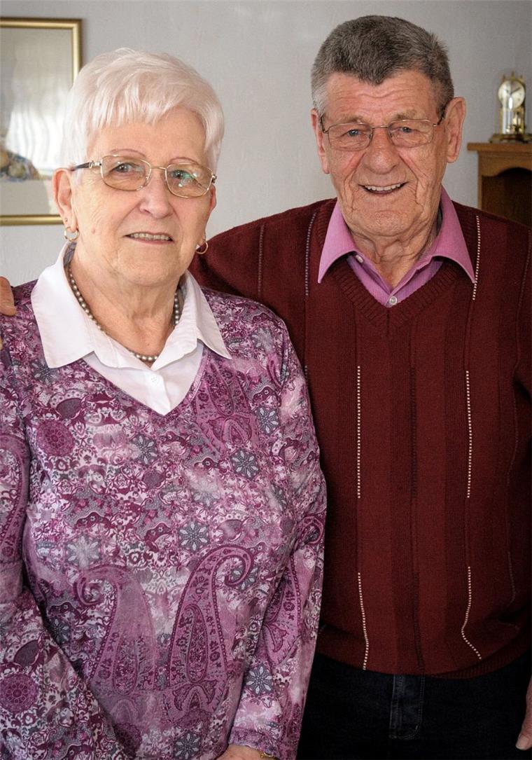 Diamantene Hochzeit in Surheide: Aus Brieffreunden wird ein Ehepaar Gisela und Bernhard Sinteck aus Surheide sind seit 60 Jahren verheiratet.