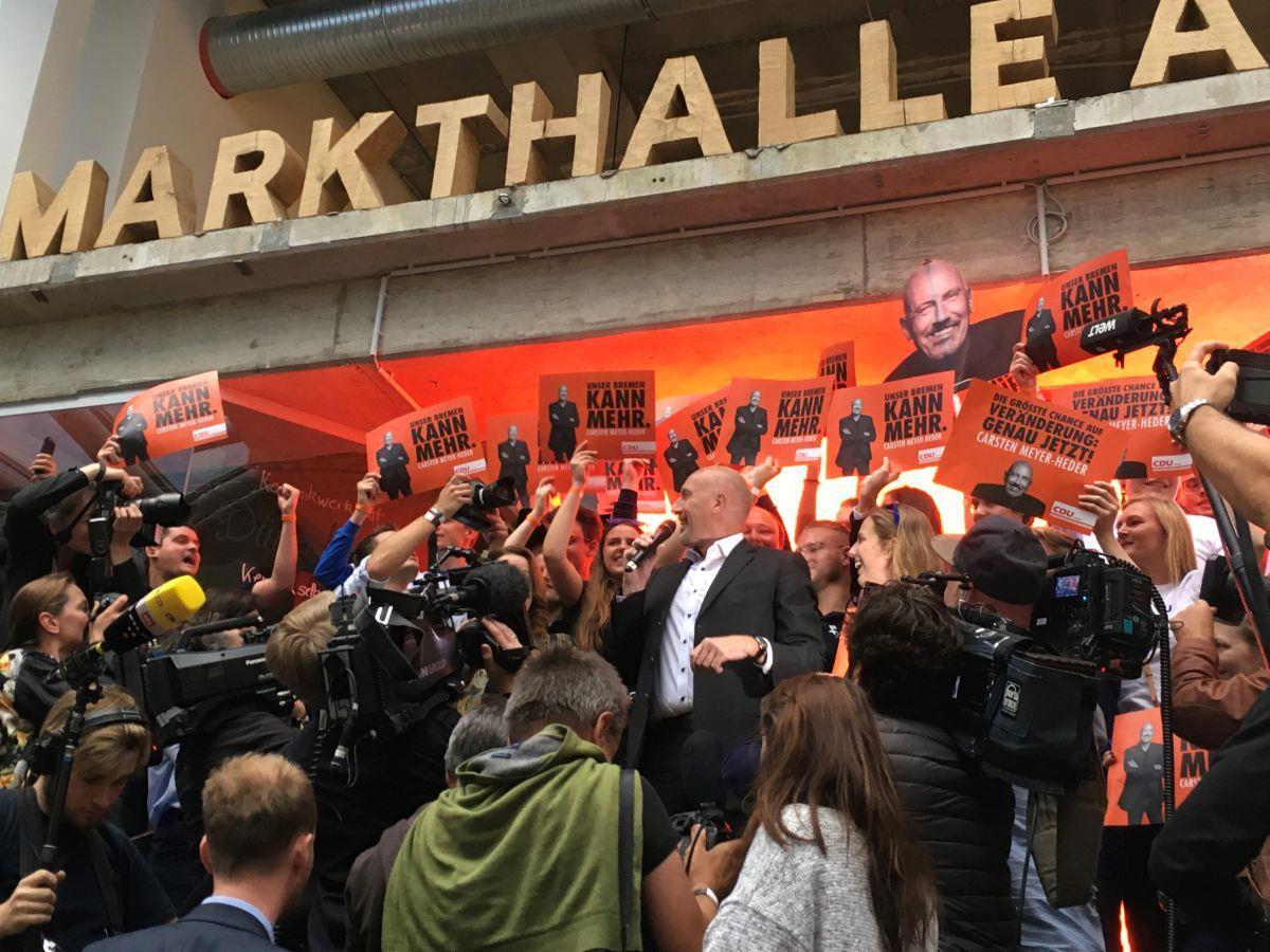 Bürgerschaftswahl im Land Bremen: CDU stärkste Kraft in Bremen CDU-Spitzenkandidat Carsten Meyer-Heder umarmt seine Frau. Die CDU ist in Bremen erstmals in der Nachkriegsgeschichte bei einer Bürgerschaftswahl stärkste Kraft geworden.