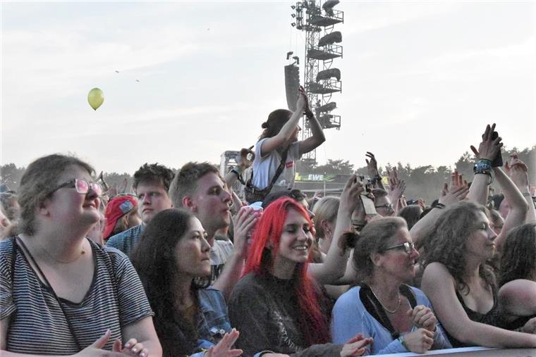 Einfach über den Kopf gießen: Bei schönem Wetter macht das Festival sichtlich Spaß.