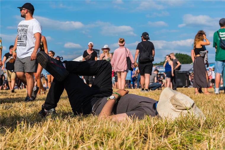Einfach über den Kopf gießen: Bei schönem Wetter macht das Festival sichtlich Spaß.