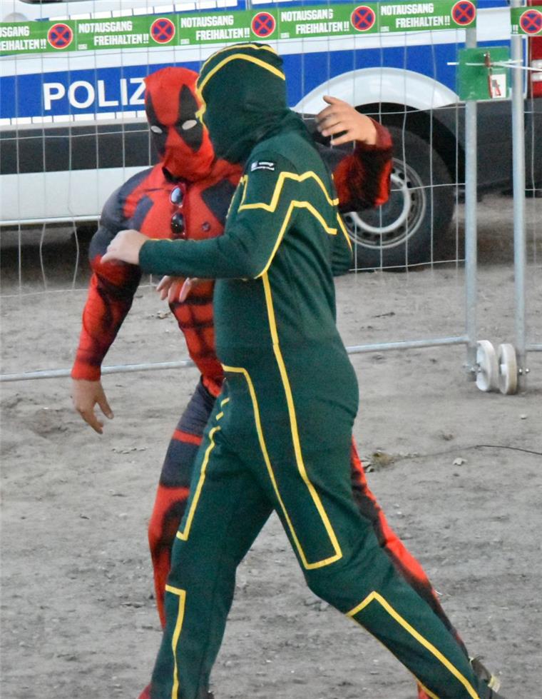 Einfach über den Kopf gießen: Bei schönem Wetter macht das Festival sichtlich Spaß.