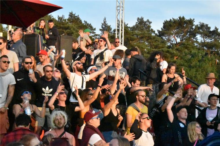 Einfach über den Kopf gießen: Bei schönem Wetter macht das Festival sichtlich Spaß.
