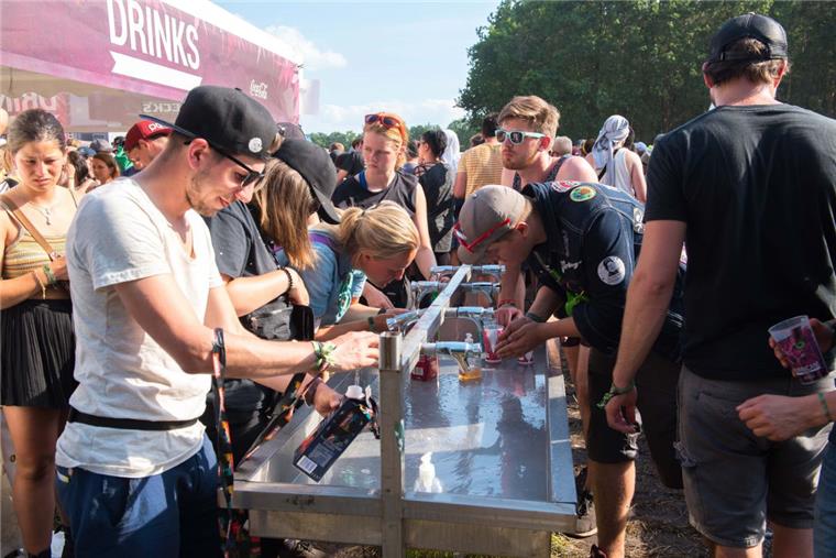 Einfach über den Kopf gießen: Bei schönem Wetter macht das Festival sichtlich Spaß.