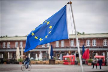 Eine Europa-Flagge weht in Bremerhaven.
