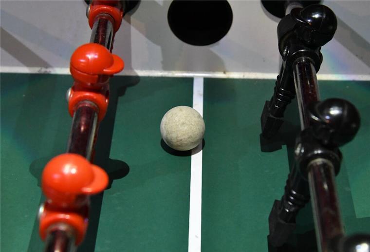 Bremerhavener Duo spielt ganz oben in der Bremer Landesliga des Tischfußballverbandes mit Ball auf Tis