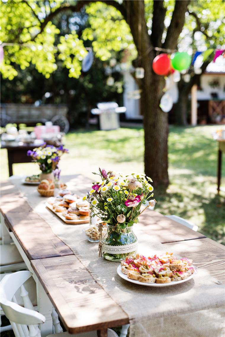 Die richtige Deko für ein tolles Gartenfest im Sommer Mit den richtigen Dekotipps wird Ihre Gartenparty ein voller Erfolg