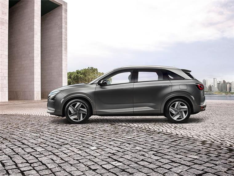 Satte Rabatte: Brandneue Fahrzeuge zum kleinen Preis Junger Mann fährt silbernes Auto.