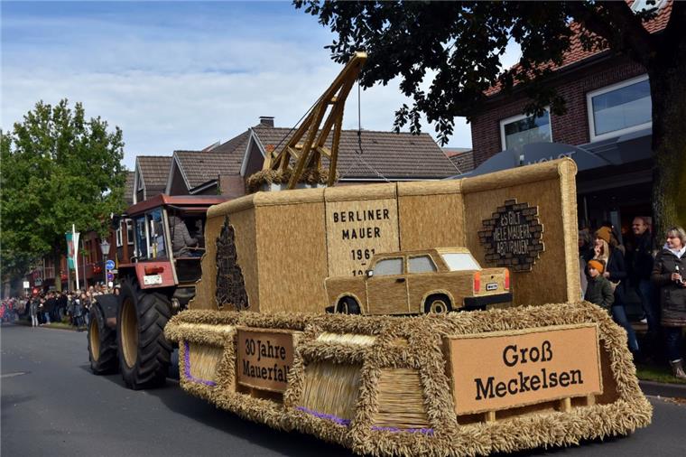 Die Dorfjugend Kalbe baute mit der Nachbildung eines Wikingerschiffes den schönsten Bördewagen.