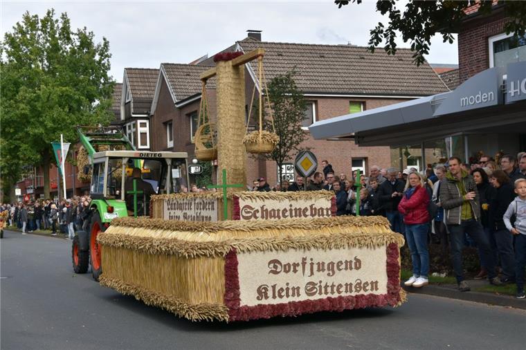 Die Dorfjugend Kalbe baute mit der Nachbildung eines Wikingerschiffes den schönsten Bördewagen.