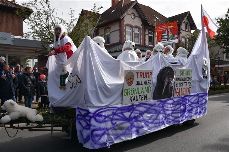 Die Dorfjugend Kalbe baute mit der Nachbildung eines Wikingerschiffes den schönsten Bördewagen.