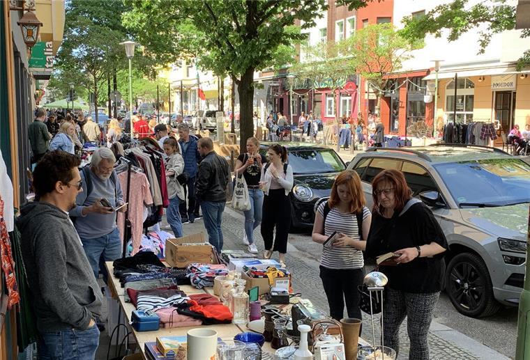 Flohmarktfreunde können bald wieder in der „Alten Bürger“ stöbern Besucherinnen und Besucher stöbern an mehreren Flohmarktständen in der Straße "Alte Bürger"