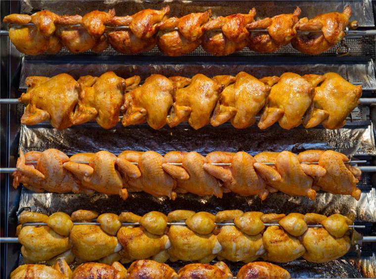 Leher Charme: Wenn das Grillhähnchen noch mit Händen gegessen wird #isso