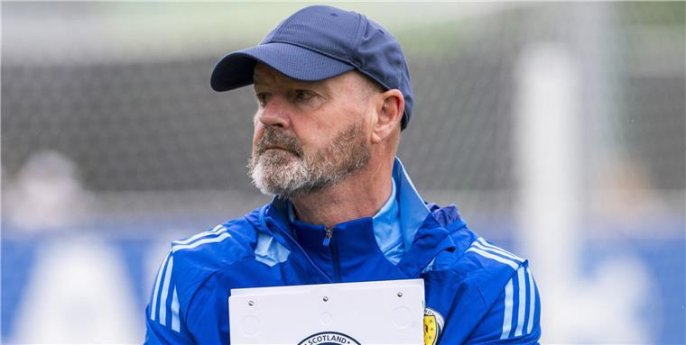 Der schottische Nationaltrainer Steve Clarke steht beim Training auf dem Platz.