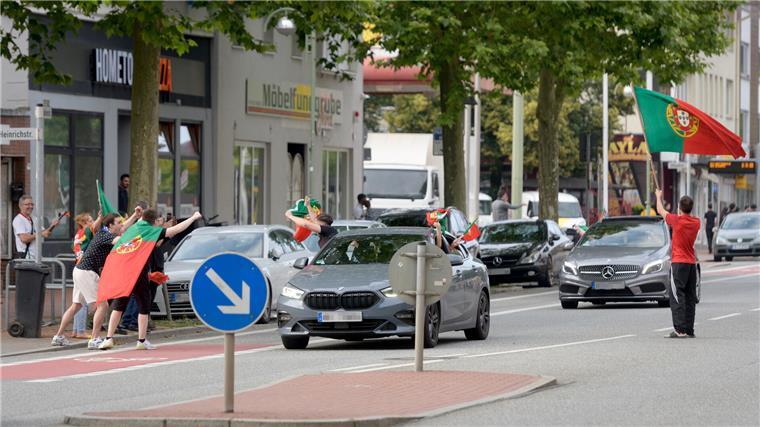 Portugiesen feiern Sieg mit Autokorso in Bremerhaven 