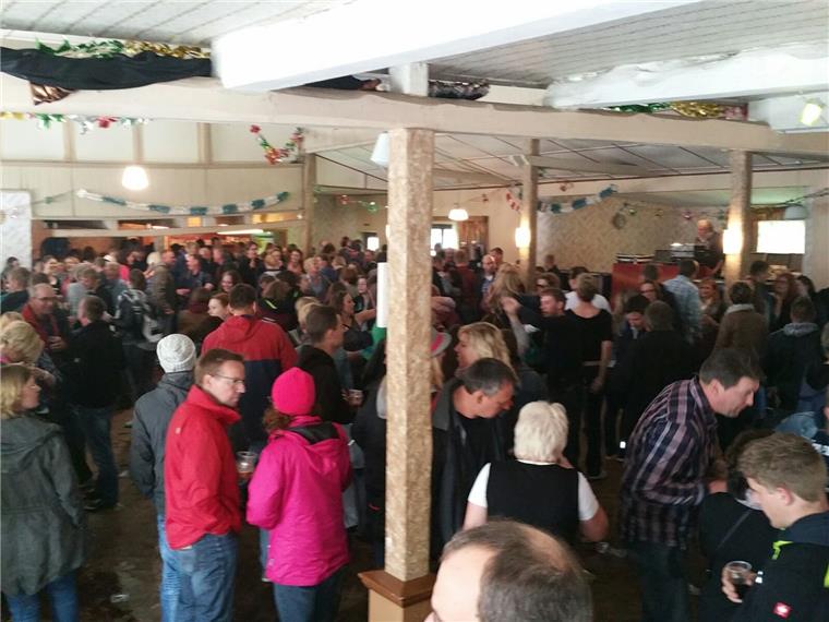 Steinau: Wenn die Frühtänzer kommen, ist es mit der Ruhe vorbei Die Beschilderung verrät es: Am Pfingstsonntag 4. Juni, ist Frühtanz in Steinau. Durchfahrt verboten.