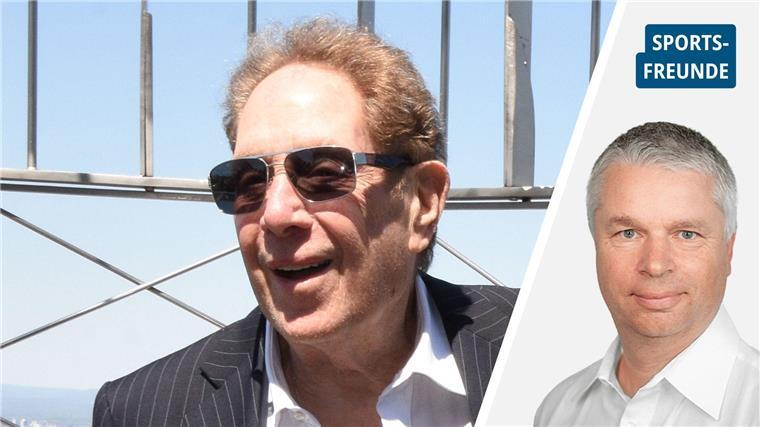 Ein Mann mit Sonnenbrille und offenem Mund und ein ernst blickender Mann mit weißem Hemd