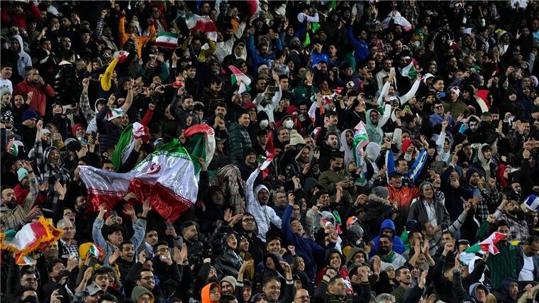 Iranische Fußball-Fans jubeln über die WM-Qualifikation ihrer Nationalmannschaft.