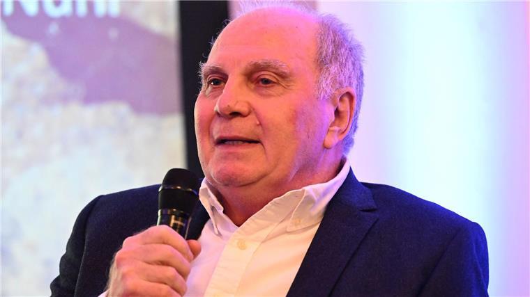Bayerns Festgeld-Geheimnis: Hoeneß lernt Gebrauchtwagen-Tricks Uli Hoeneß spricht in ein Mikrofon
