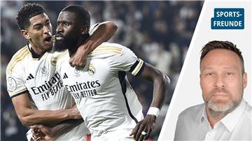Zwei Fußballer in weißem Shirt feiern ein Tor.  Es sind Antonio Rüdiger (rechts) von Real Madrid und Jude Bellingham.