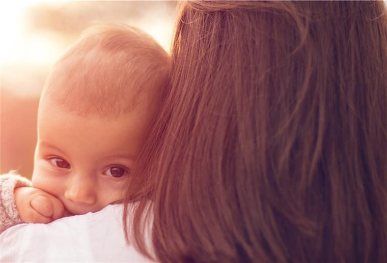 Baby auf dem Arm der Mutter