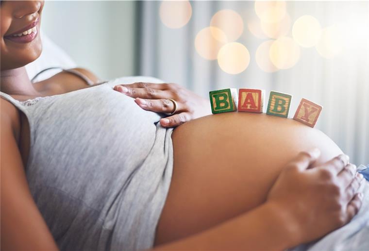 Lächelndes Baby mit Mütze