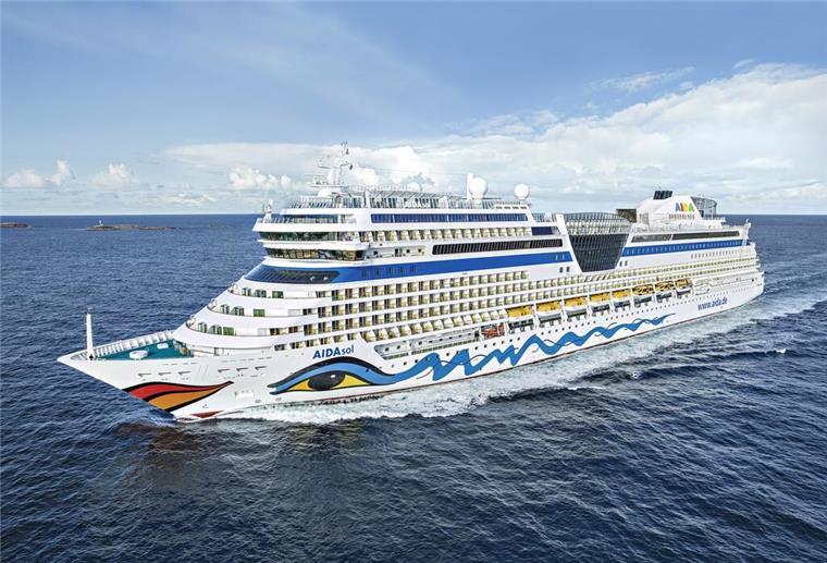 AIDA stellt Tarife um: So kann jetzt gespart werden! Ein Kreuzfahrtschiff auf dem Meer.