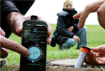 Mit viel Spaß und der richtigen Technik geht es beim Geocaching an die frische Luft.  